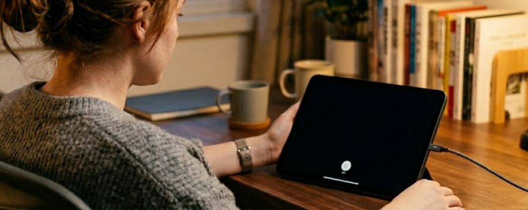 Perché il mio tablet si spegne automaticamente dopo essere stato completamente caricato?